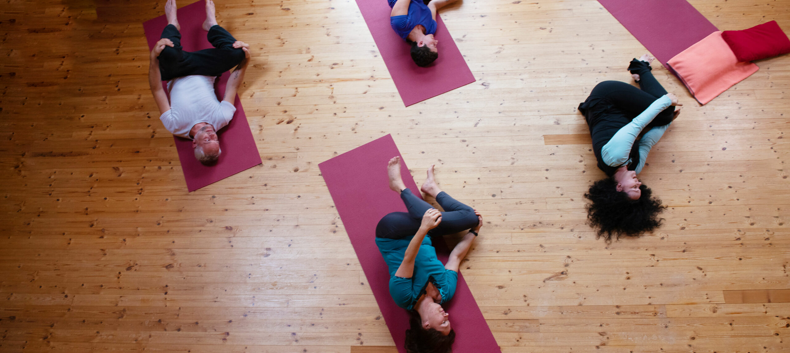 Der rollende Bär beim Feldenkrais basiertem Yoga mit Anja Botter.